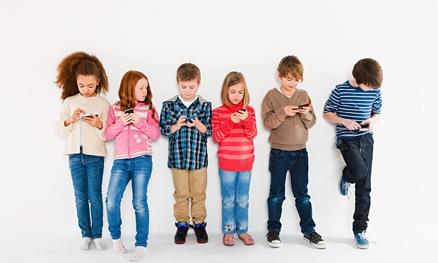 Children-using-smartphone-009